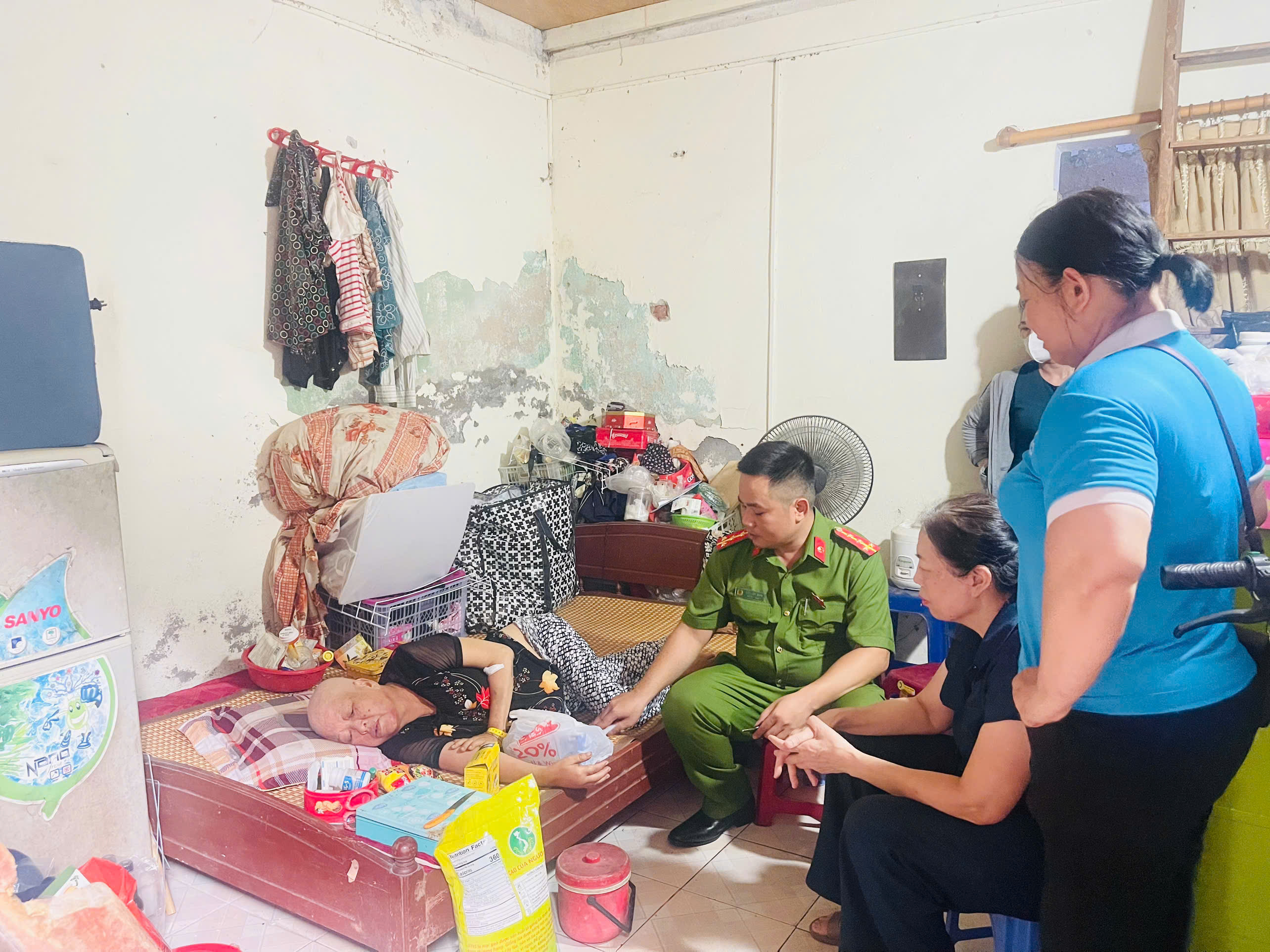 Công an phường Lê Chân kịp thời giúp đỡ một người cao tuổi gặp sự cố nguy hiểm đến tính mạng